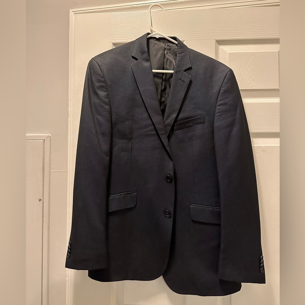 Men’s Suit - Kenneth Cole. Gently worn.Dark Charcoal. Jacket 40R, Pants 34W, 32L